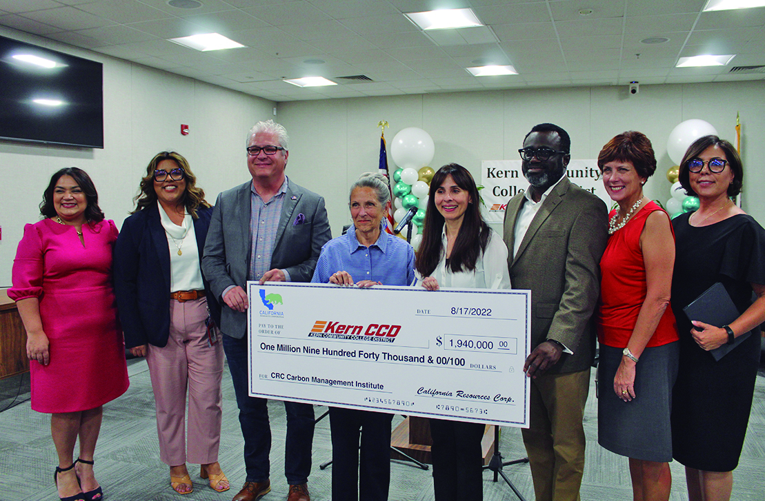 Presenta cheque CRC a KCCD para construccion de instituto