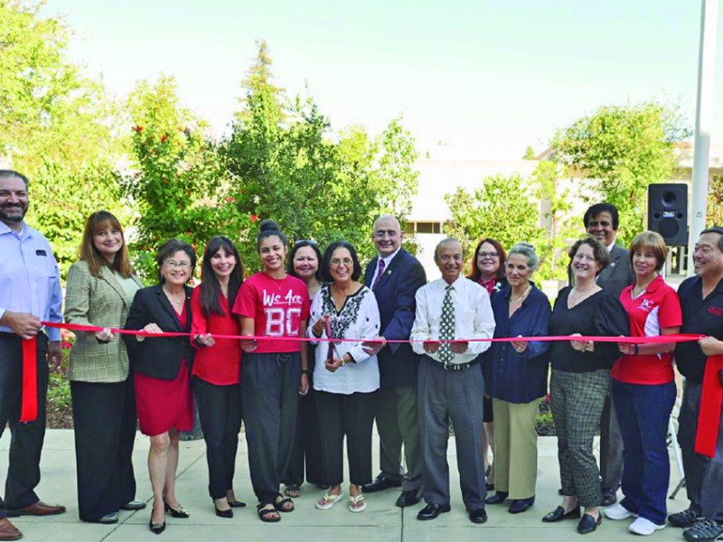 Colegio de Bakersfield presenta el segundo Jardín de la Paz